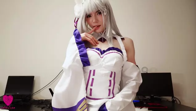 Красотка Emilia из Re:Zero трахается с парнем, чтобы кончить